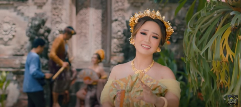 Penyanyi Putri Bulan rilis lagu Buat Beli