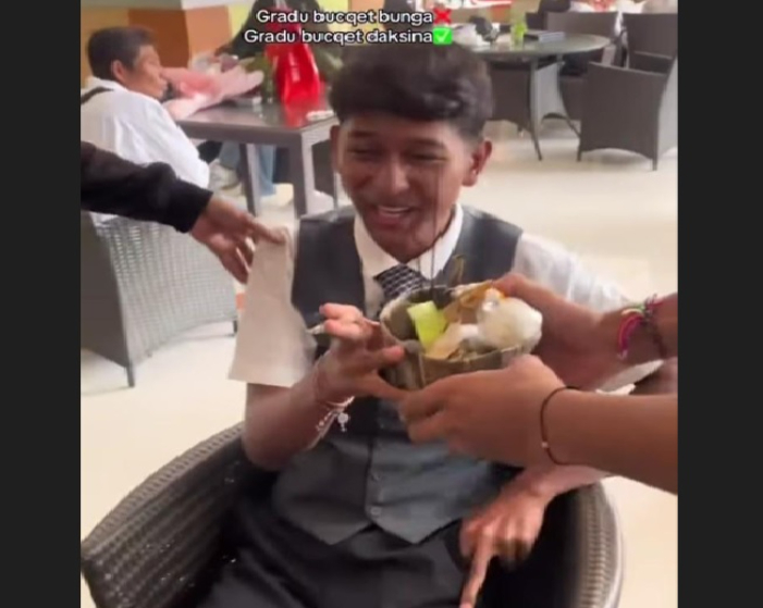 Penggiat media sosial Ary Ulangun menyoroti video remaja yang gunakan Daksina untuk rayakan kelulusan