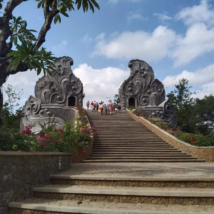 Tangga menuju Pura Bukti Gumang, Desa Bugbug, Kabupaten Karangasem, Bali.