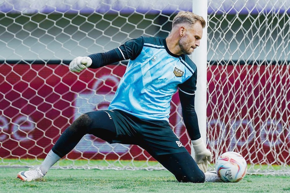 Kiper Dewa United, Sonny Stevens dulunya adalah seorang striker.