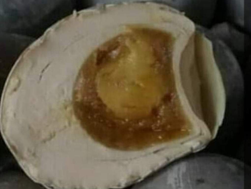 Telur bukasem dalam ritual khusus umat HIndu di Bali.