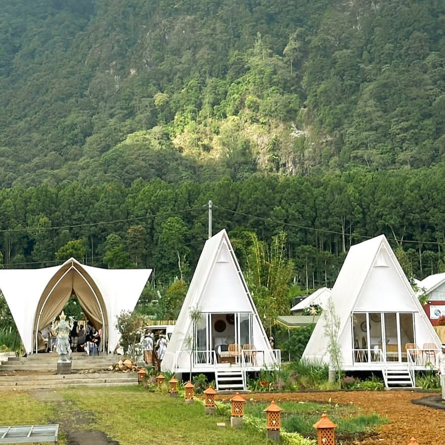 BEDUGUL: Glamping The Dewi kini hadir di Bedugul. Memiliki view Danau Buyan mirip di Kintamani Bali, dengan berbagai fasilitas yang bikin penasaran.