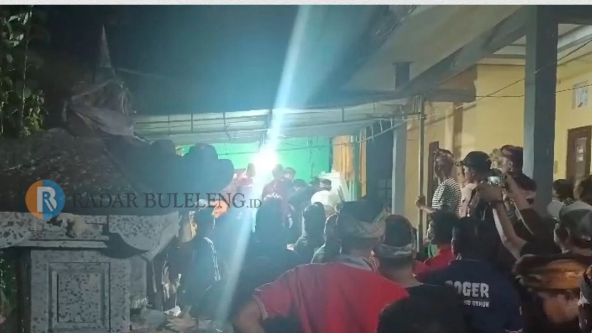 HARU: Suasana haru menyelimuti kedatangan jenazah korban kebakaran di Sesetan. Tragedi kebakaran itu merenggut nyawa keluarga asal Desa Bontihing Buleleng. Ayah, ibu, dan seorang balita jadi korban.