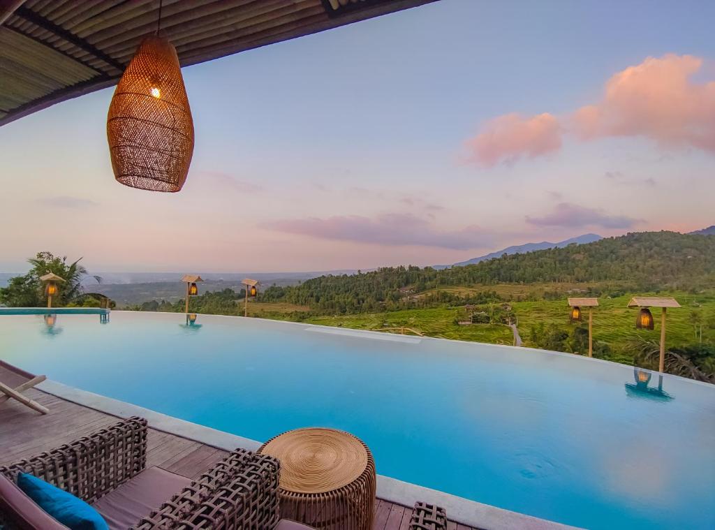 SAWAH: Maha Hills Resort Lovina memiliki pemandangan sawah terasering yang tak kalah keren dengan glamping di Kintamani Bali. Cocok untuk pasangan yang hendak berbulan madu.