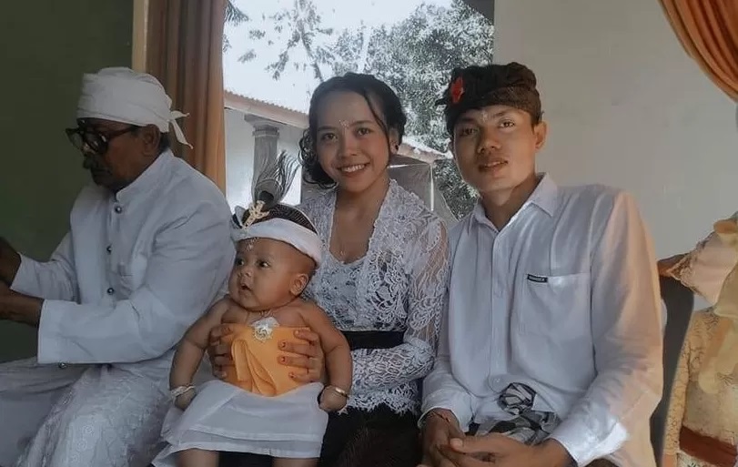Satu keluarga korban kebakaran di Sesetan, Denpasar saat masih hidup pada setahun setengah lalu. (IST)