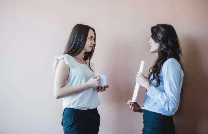 Ilustrasi perempuan (kiri) tiba-tiba gelisah saat ngobrol dengan rekan kerjanya merupakan salah satu tanda yang menunjukkan bahwa dia bukanlah orang yang sepenuhnya jujur. (freepik)