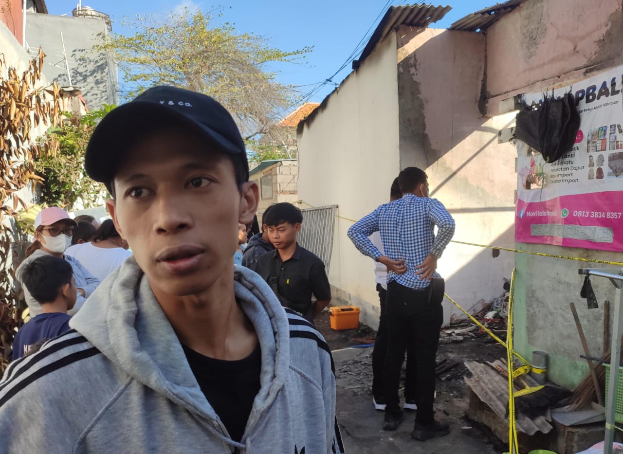 TETANGGA: Salah seorang tetangga kos korban kebakaran di Sesetan bernama Mawardi mengungkap kepribadian korban.