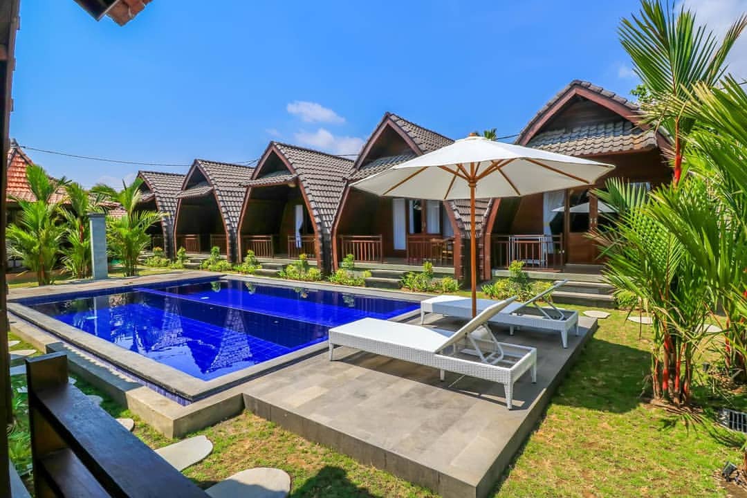 VILA: Lokasinya dekat Bandara Ngurah Rai dan Tanah Lot, vila ini tak kalah menarik dengan glamping di Kintamani Bali. Bisa nikmati sunrise dan sunset.