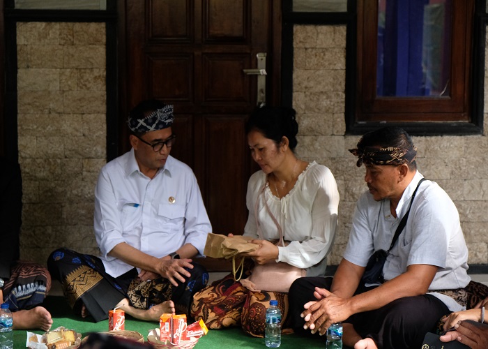 TEGAS : Menhub RI Budi Karya Sumadi saat melayat ke kediaman almarhum Putu Satria Ananta Rustika.