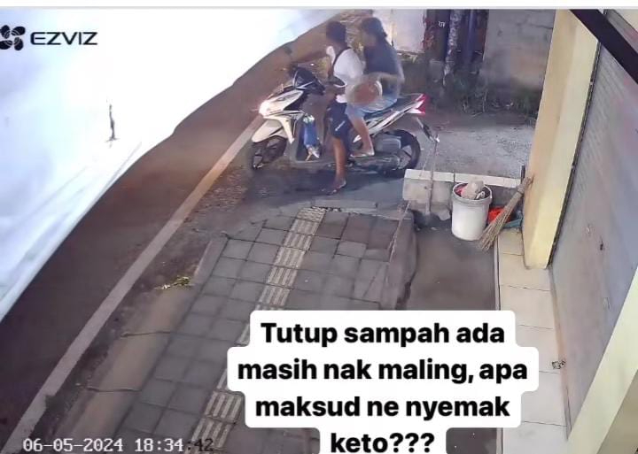 Dua orang pria terekam kamera CCTV mencuri tutup ember sampah di depan sebuah ruko