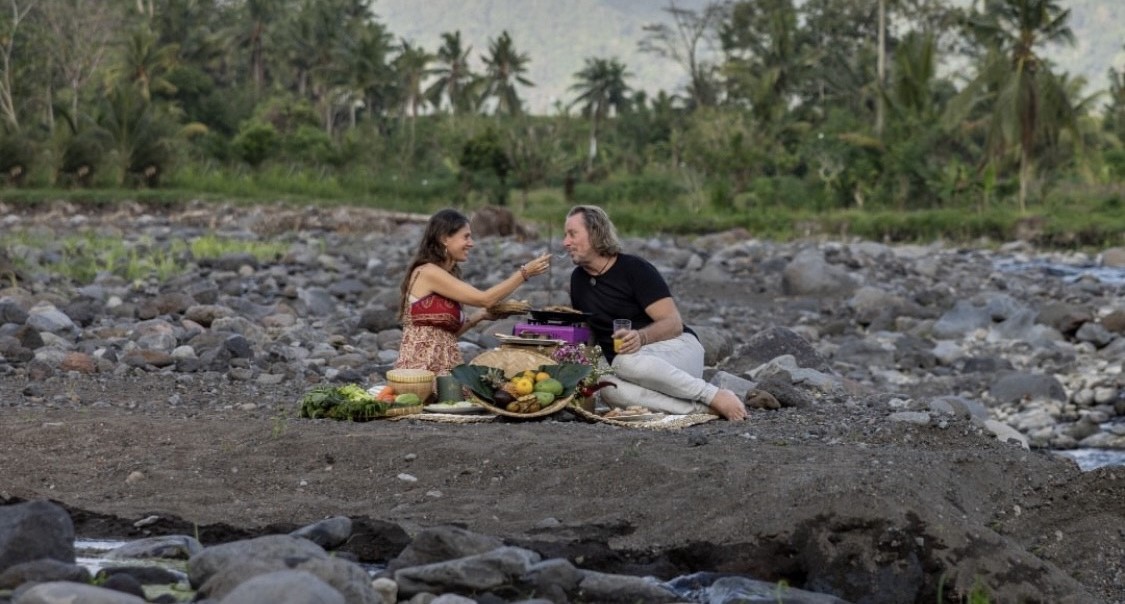 Suasana glamping di Natya River Sidemen, yang berlokasi di pinggir sungai, Kecamatan Sidemen, Kabupaten Karangasem, Bali tak kalah dengan Kintamani.