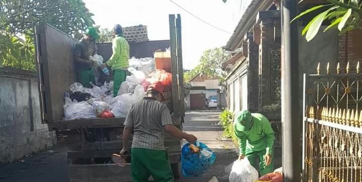 Truk wajib membawa sampah yang sudah dipilah ke TPA Temesi, Kabupaten Gianyar, Bali.