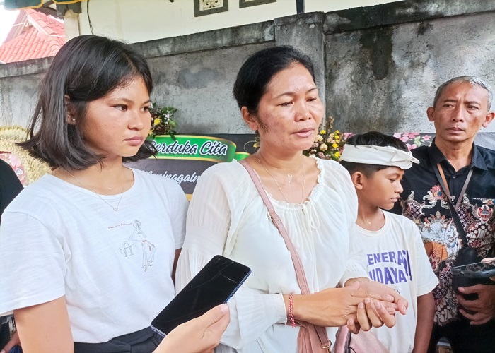 KECEWA : Ibunda almarhum Putu Satria Ananta Rustika, Ni Nengah Rusmini didampingi adik-adik almarhum di rumah duka, Kamis (9/5/2024).