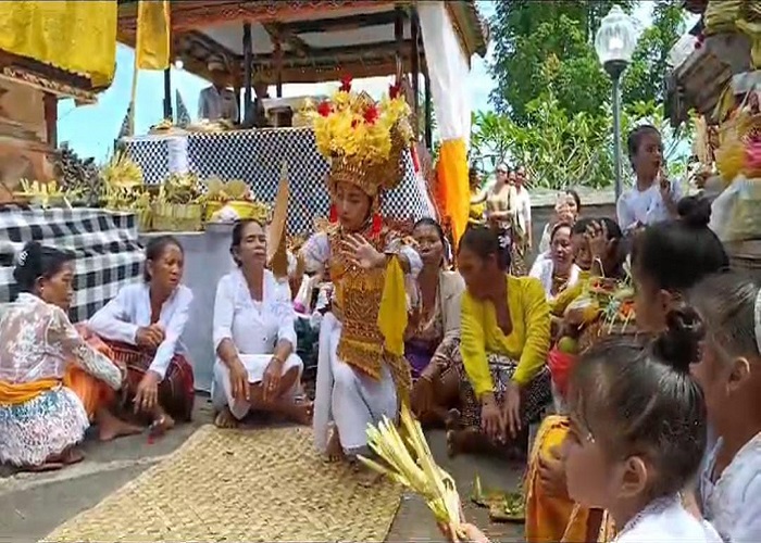 SAKRAL : Tradisi Sanghyang Dedari yang kembali dibangkitkan setelah lama vakum karena tidak ada penerus.