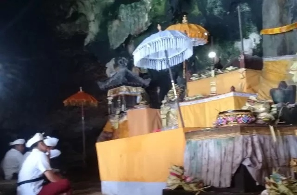 Banyak Balian yang Nunas Kewisesan di Pura Goa Batu Pageh