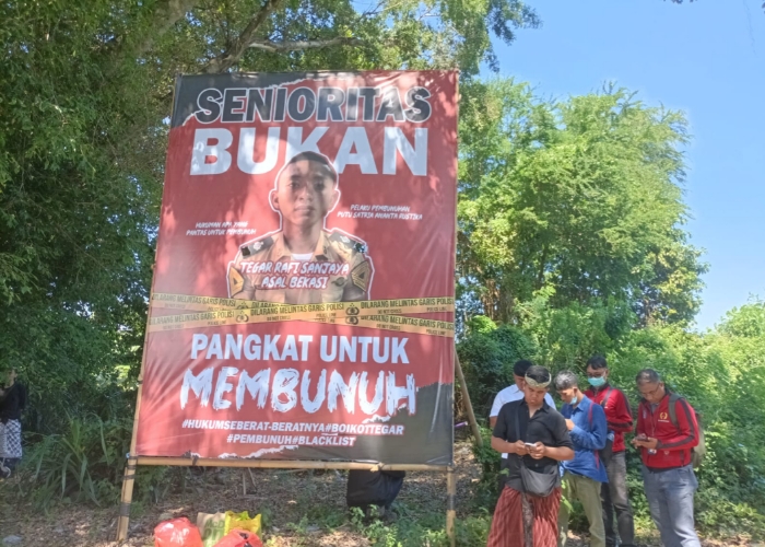 HARAPAN : Baliho yang dipasang teman-teman almarhum Putu Satria Ananta Rustika di Setra Desa Adat Gunaksa.