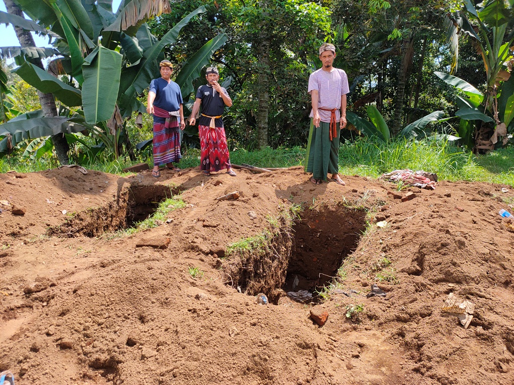 Lubang pemakaman korban kebakaran Sesetan Denpasar, Bali di Buleleng.