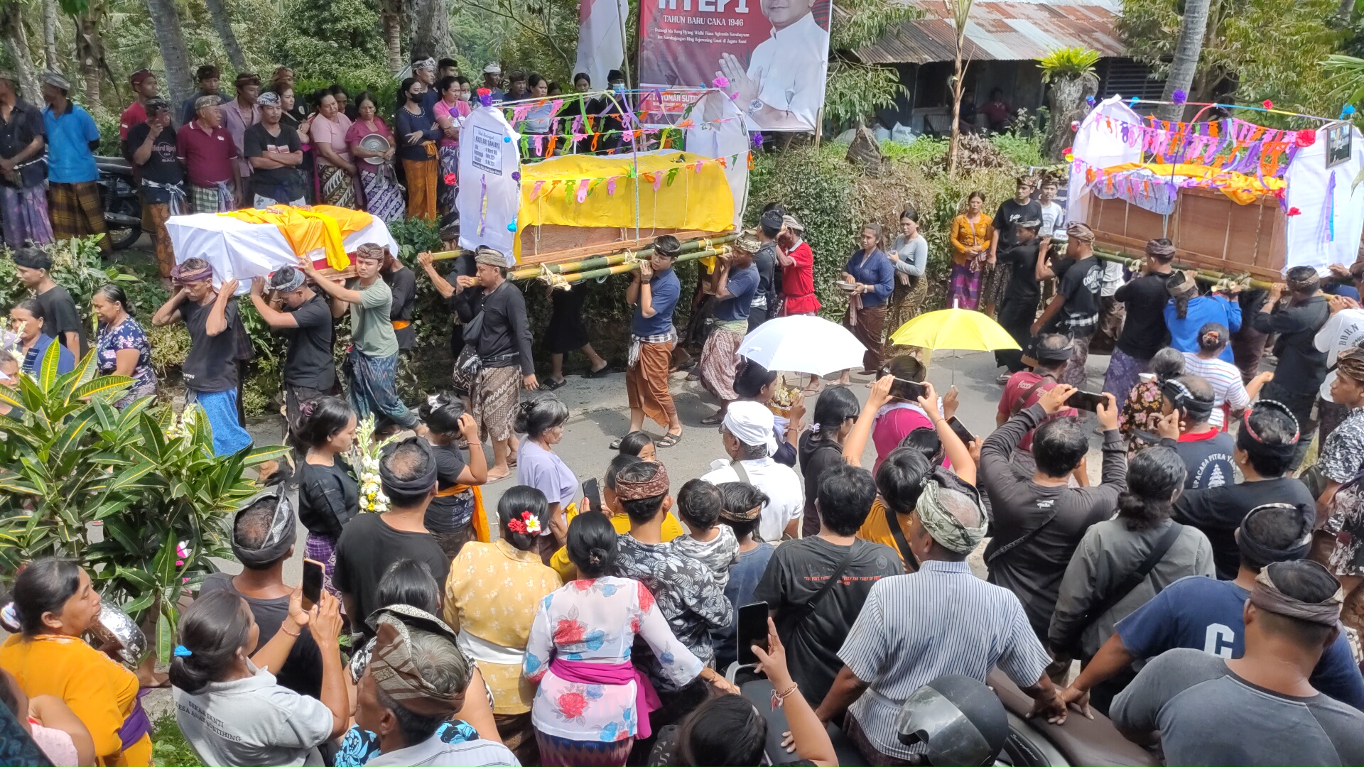 Proses pemakaman korban kebakaran di Desa Bontihing, Kecamatan Kubutambahan, Buleleng, Bali.