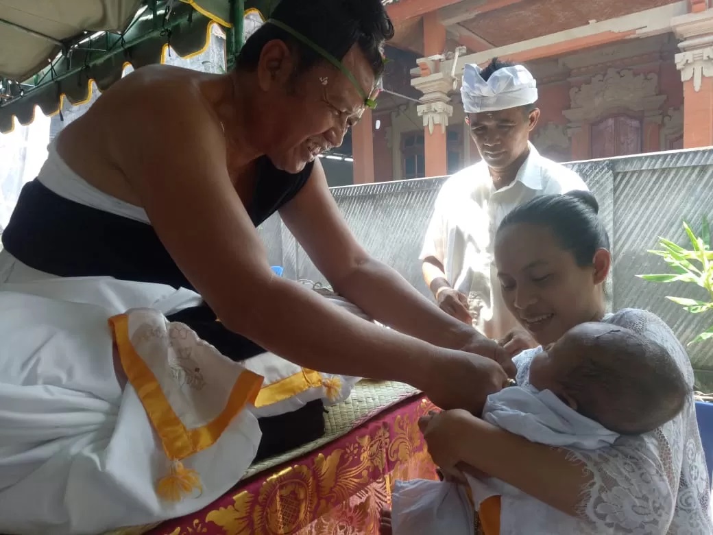 KETURUNAN: Menurut sloka Adi Parwa, anak memiliki peran penting dalam keluarga Hindu untuk melanjutkan keturunan. (I Putu Mardika/Bali Express)