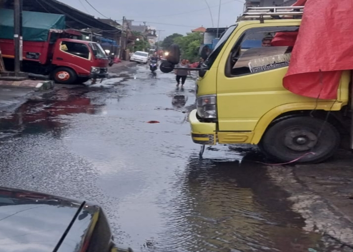 MENGGANGGU : Praktek bongkar muat di Jalan Mahoni barat Pasar Galiran yang menuai protes.