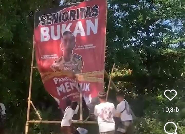Beredar video warga rusak dan bakar baliho pembunuh Putu Satria Ananta saat acara pengbenan korban