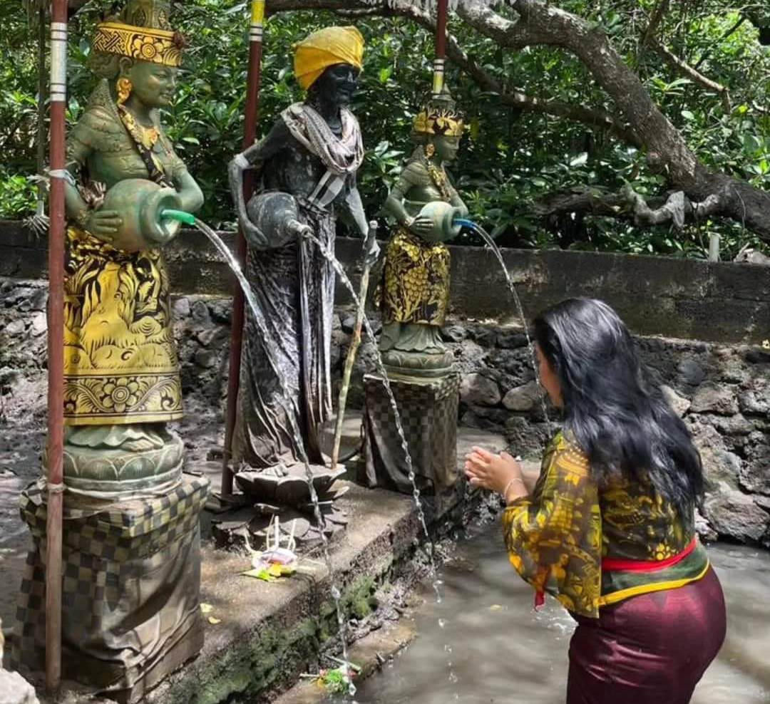 Tempat Melukat di Pura Dalem Pengembak, Sanur, Kota Denpasar, Bali