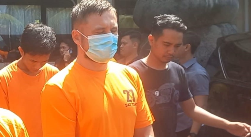 Anton Simutov (pakai masker), bule rusia tersangka rudapaksa tampak berseragam oranye dihadirkan dalam press release di Mapolres Badung, Bali, Sabtu, 11 Mei 2024.