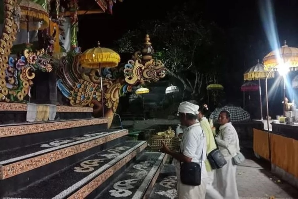 Membawa Daksina Linggih saat nangkil ke Pura Melanting di Buleleng, Bali.