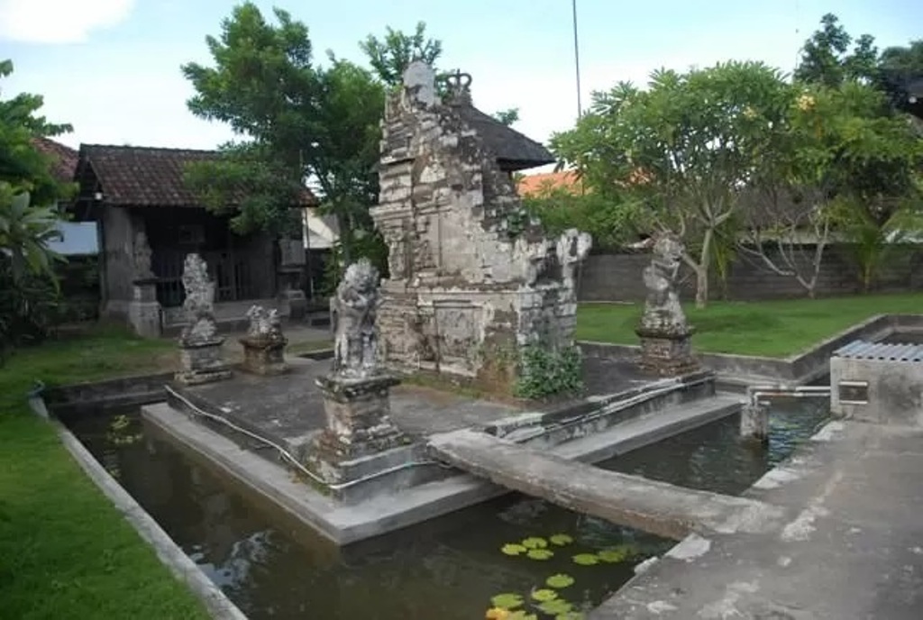 Pura Luhur Kanda Pat Sari merupakan salah satu pura Hindu Bali yang bersejarah dan sakral di Denpasar Utara