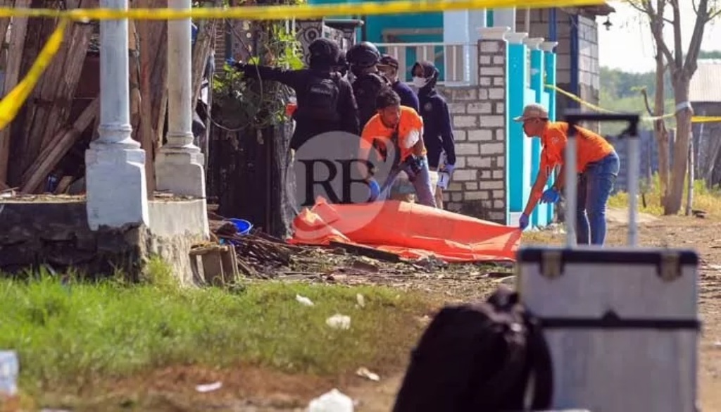 Petugas saat hendak mengevakuasi jenazah korban yang diduga merupakan Ahmad alias Mat Cung, Sabtu pagi (11/5). (Mokhamad Zubaidillah/ Radar Bromo)