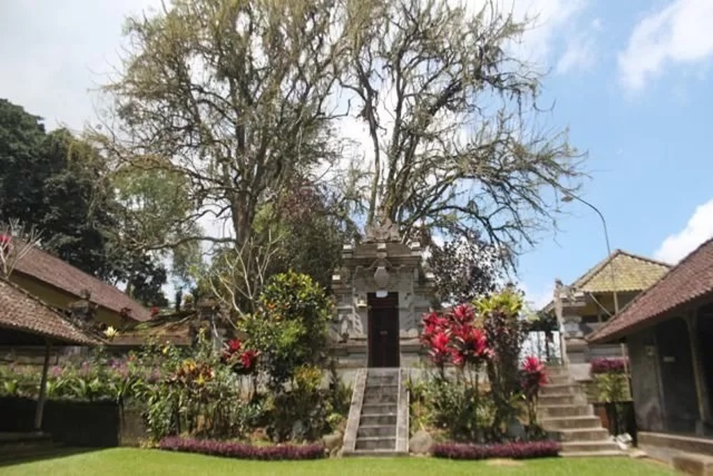 Pura Batur Sri Murti yang terletak di Banjar Pemanis, Desa Biaung, Kecamatan Penebel, Tabanan, salah satu pura Hindu Bali yang dijadikan cagar budaya