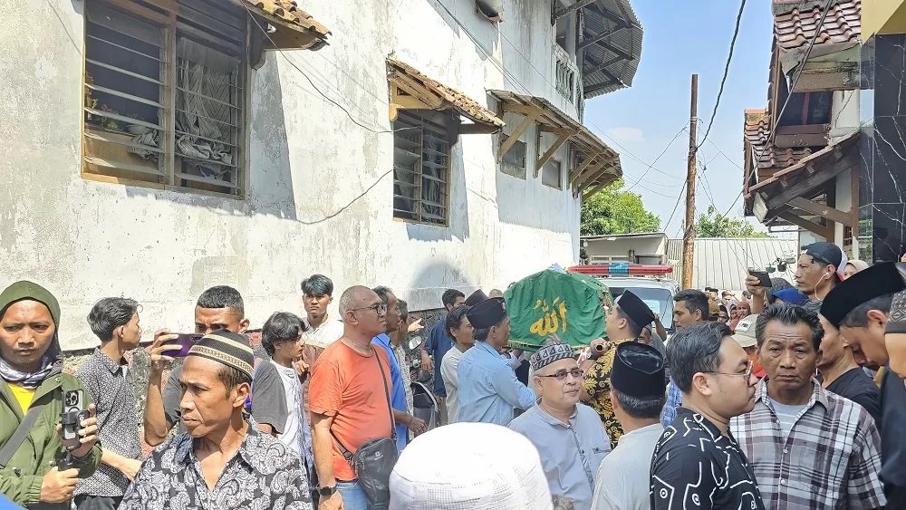 Jenazah korban kecelakaan SMK Lingga Kencana usai disalatkan di Musala Al-Kautsar, Sawangan, Depok, Jawa Barat, Minggu (12/5). (Muhammad Ridwan/JawaPos.com)
