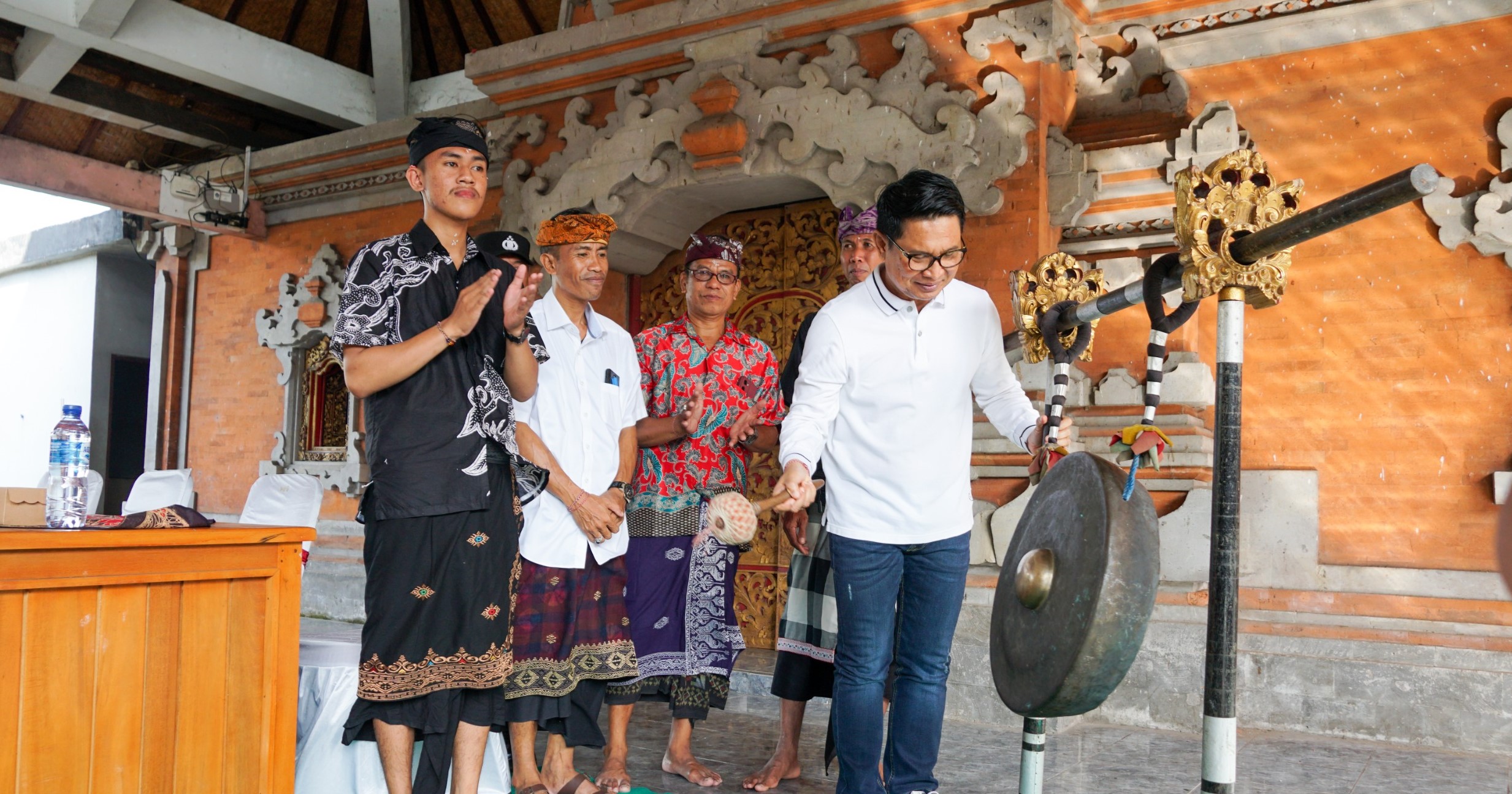 Sekda Badung I Wayan Adi Arnawa membuka turnamen Ceki Generasi Muda Banjar Pande di Banjar Pande, Desa Abiansemal, Badung, Minggu, 12 Mei 2024.