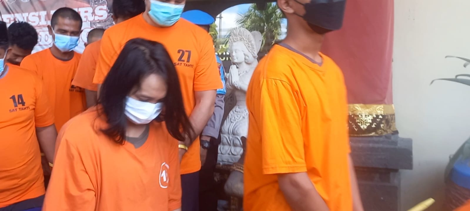 Tersangka Septyani (kiri) dihadirkan di Mapolres Badung
