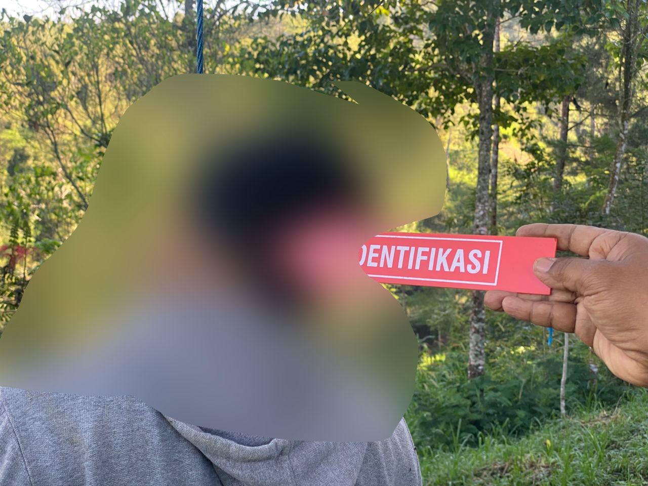 Petugas melakukan olah TKP bunuh diri di Karangasem, Bali.