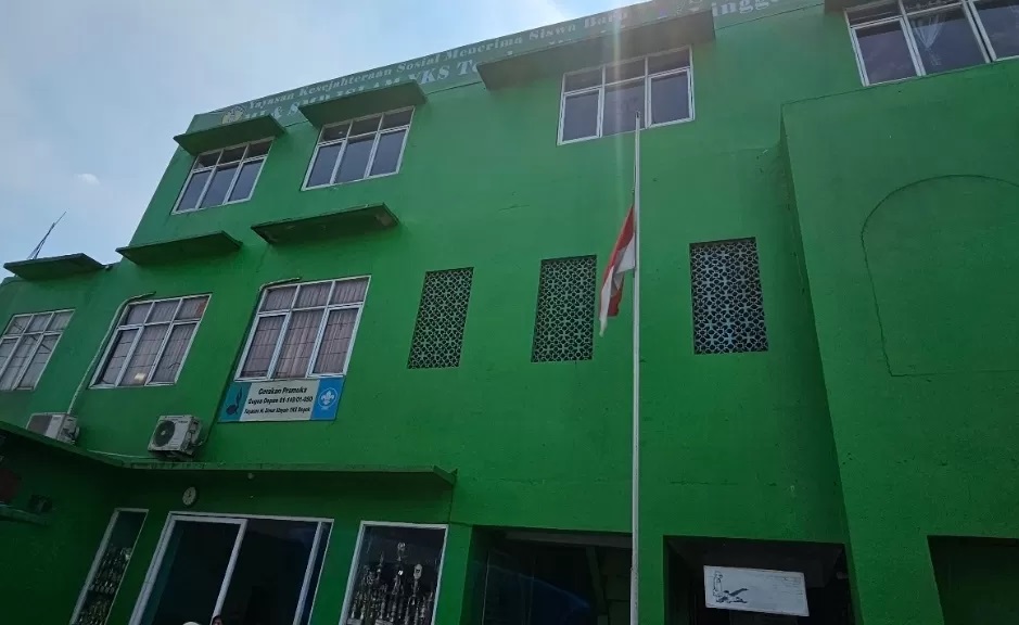 Bendera setengah tiang dikibarkan di halaman SMK Lingga Kencana, Depok, Jawa Barat, Minggu (12/5). (Muhammad Rizwan/JawaPos.com)