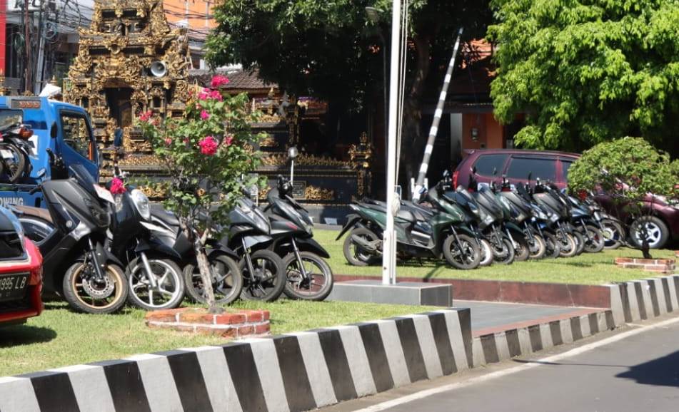 Belasan sepeda motor yang berhasil diamankan Polres Buleleng, Bali.