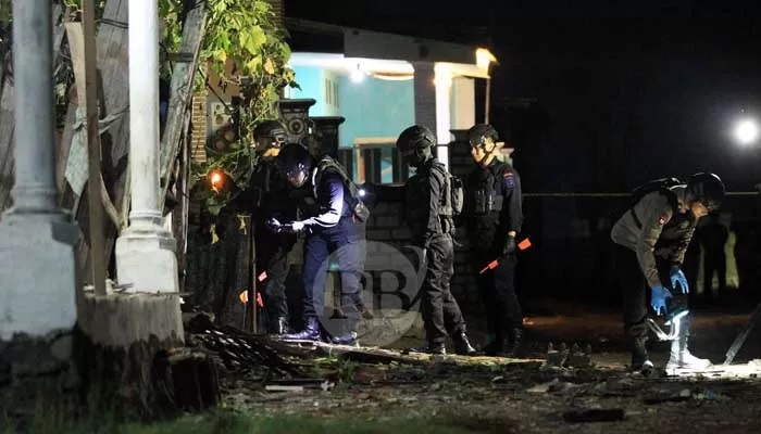 Petugas penjinak bom saat menyisir area gudang milik Ahmad alias Mat Cung titik lokasi ledakan, Jumat malam (10/5) di Ngemplakrejo, Panggungrejo, Kota Pasuruan. (Mokhamad Zubaidillah/ Radar Bromo)