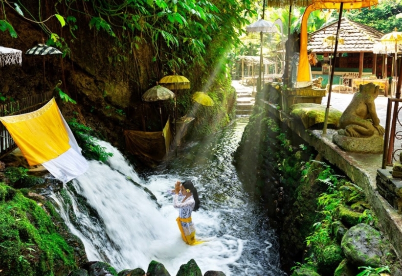 MELUKAT: Aktivitas paket melukat Holistik Ritual of Sacred Valley dari Hoshinoya Bali di Pura Tirta Empul dan Sebatu Gianyar