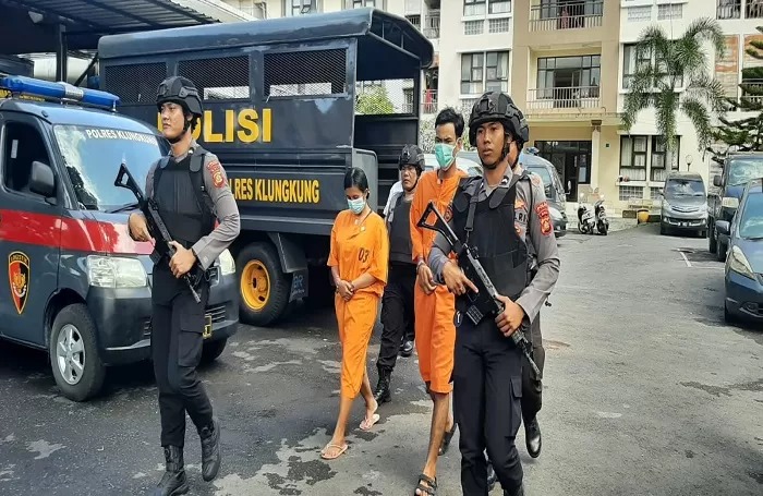 Pelaku pencurian perhiasan emas di Klungkung, Bali dikawal polisi, Sabtu, 11 Mei 2024.