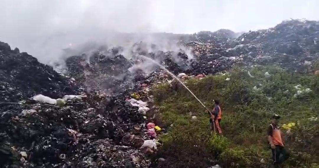 Proses penyiraman di TPA Mandung Tabanan, Bali yang dilakukan setiap sore.