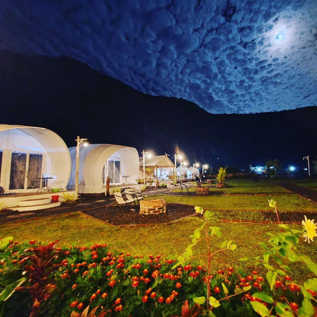 SWISSNYA BALI: Glamping ini disebut Swiss nya Bali. Memiliki hawa sejuk mirip Kintamani yang cocok untuk rayakan anniversary bersama pasangan.