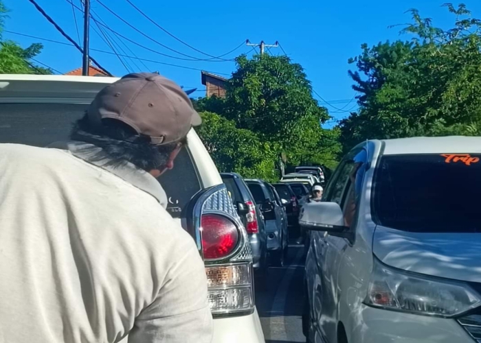 MACET : Kemacetan yang terjadi di Nusa Penida.