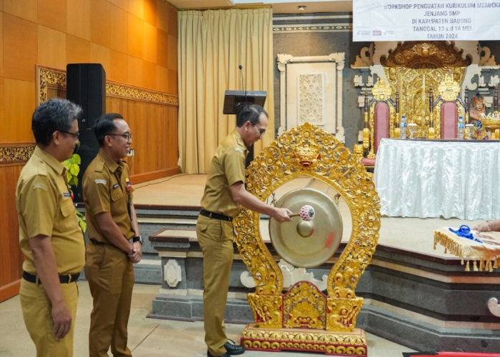 WORKSHOP: Kadisdikpora Badung, I Gusti Made Dwipayana saat membuka workshop penguatan implementasi kurikulum merdeka tahun 2024 di Hotel Made Bali, Jalan Raya Sempidi, Mengwi, Senin (13/5).