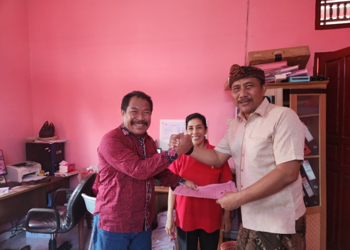 DAFTAR: I Nyoman Purwa Ngurah Arsana menyerahkan formulir pendaftaran bakal calon Wakil Bupati Karangasem ke DPC PDIP Karangasem, Senin (13/5).