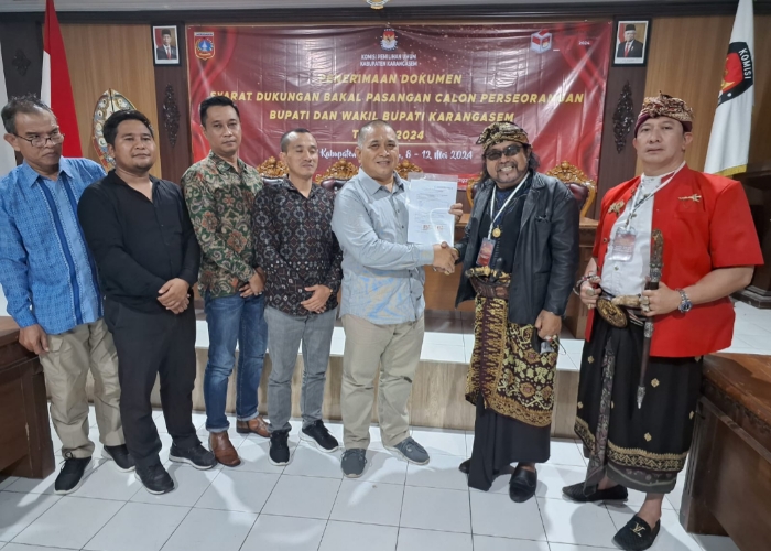 SERAHKAN DUKUNGAN: Paket Karisma menyerahkan syarat dukungan untuk maju Pilkada Karangasem melalui jalur independen ke KPU Karangasem, Minggu (12/5) malam.
