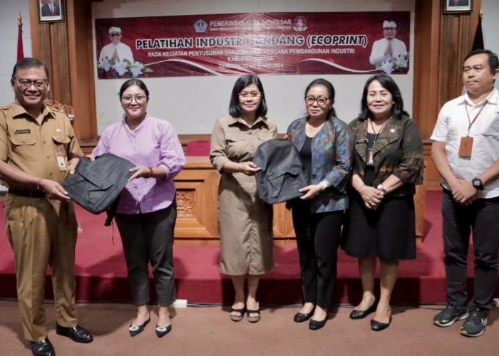ECOPRINT : Ketua Dekranasda Denpasar, Ny. Sagung Antari Jaya Negara saat membuka Pelatihan Industri Teknik Ecoprint, Senin (13/5) di Gedung Citta Kelangen Kampus Institut Seni Indonesia (ISI) Denpasar