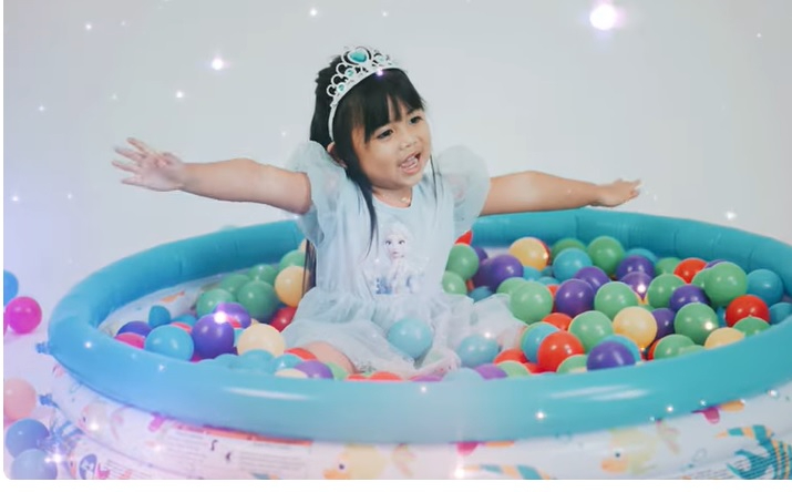Laksmi Krisna, Putri pasangan Tika Pagraky dan Wira Krisna