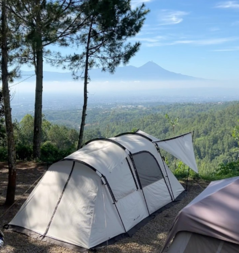 HUTAN PINUS: Romantic Glamping di Batu Malang bisa jadi saingan Kintamani Bali dengan pemadangan gunung dan hutan pinus yang cocok untuk tempat pelarian.