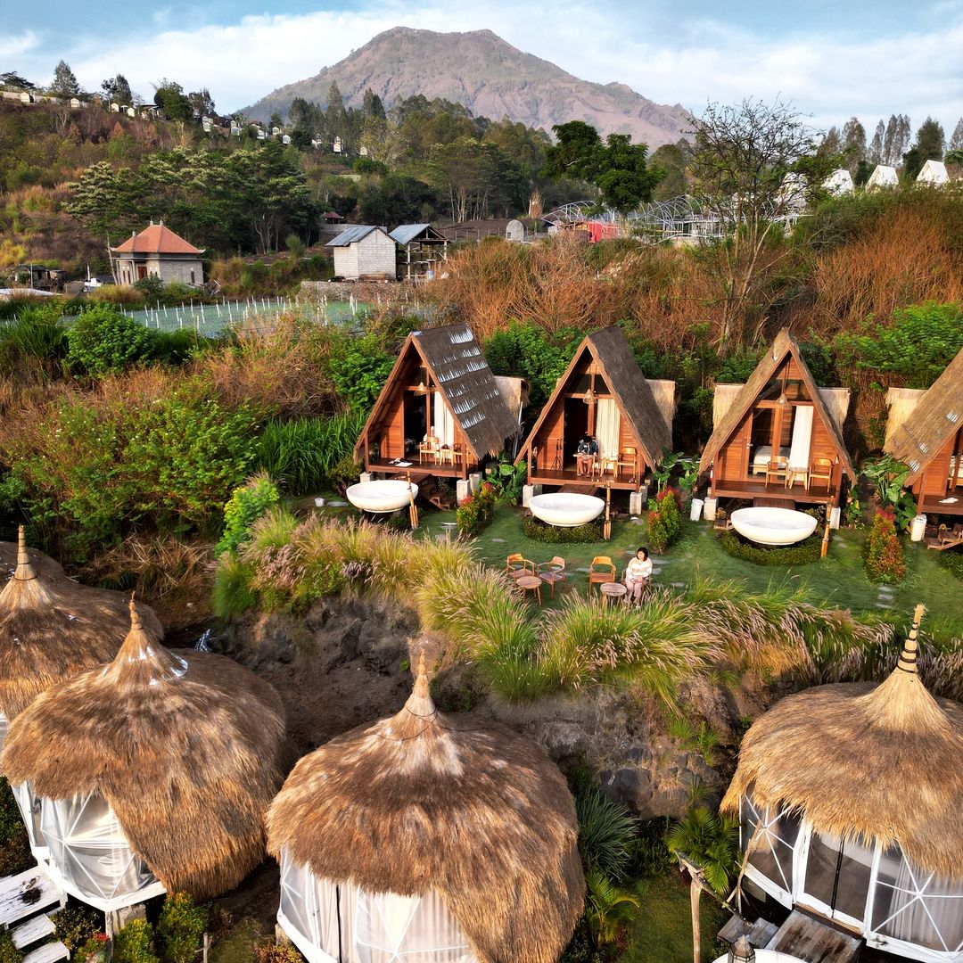 ROMANTIS: Segara Camp tawarkan pemandangan gunung dan Danau Batur yang membuat glamping makin romantiS. Apalagi ada sunrise dan Jacuzzi pribadi.